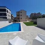 Lucy Apartments With Saltwater Pool And Free Private Parking Apartment *