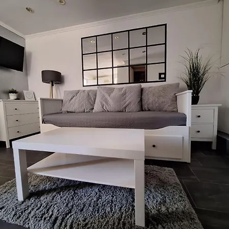 Lucy With Heated Saltwater Pool And Free Private Parking Διαμέρισμα *