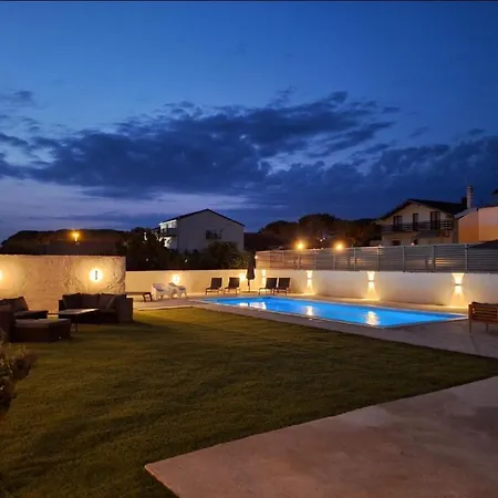 Lucy With Heated Saltwater Pool And Free Private Parking Zadar