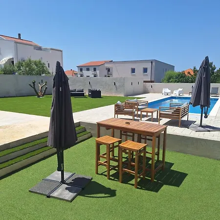 Lucy With Heated Saltwater Pool And Free Private Parking Appartement Zadar