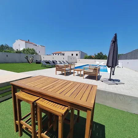 Lucy With Heated Saltwater Pool And Free Private Parking Διαμέρισμα