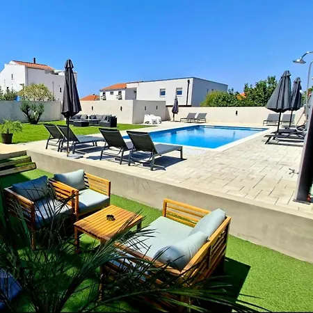 Lucy With Heated Saltwater Pool And Free Private Parking Διαμέρισμα