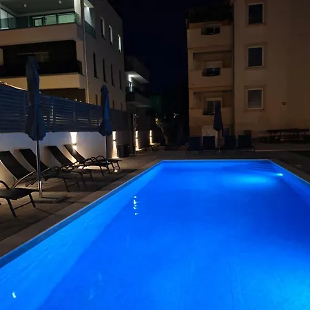 Lucy With Heated Saltwater Pool And Free Private Parking *