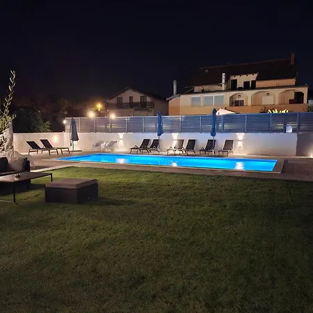 Lucy With Heated Saltwater Pool And Free Private Parking Διαμέρισμα