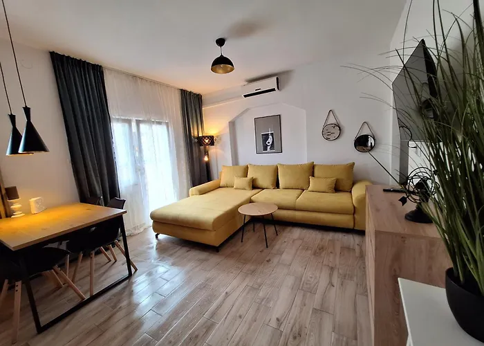 Lucy With Heated Saltwater Pool And Free Private Parking Apartment