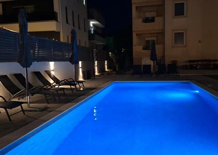 Lucy With Heated Saltwater Pool And Free Private Parking *