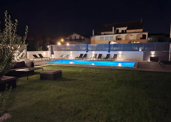 Lucy With Heated Saltwater Pool And Free Private Parking Apartment