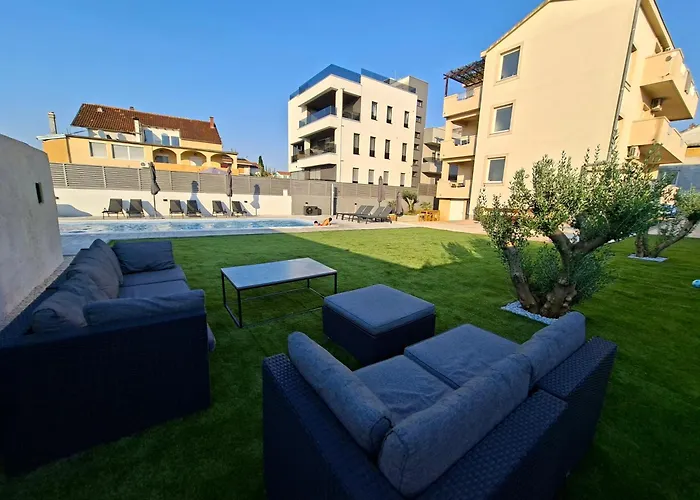 Lucy With Heated Saltwater Pool And Free Private Parking Apartment *