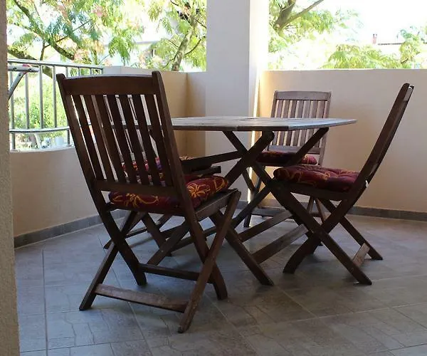 Lucy With Heated Saltwater Pool And Free Private Parking *