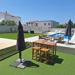 Lucy With Saltwater Pool And Free Private Parking Appartamento Zara
