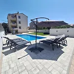 Lucy With Saltwater Pool And Free Private Parking *