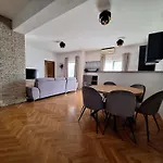 Daire Lucy Apartments With Saltwater Pool And Free Private Parking *