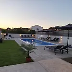 Lucy Apartments With Saltwater Pool And Free Private Parking Daire *