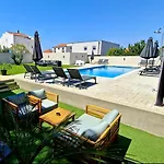Lucy With Saltwater Pool And Free Private Parking Appartamento