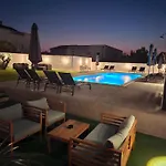 Daire Lucy Apartments With Saltwater Pool And Free Private Parking