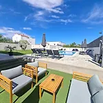 Lucy With Saltwater Pool And Free Private Parking Appartamento Zara