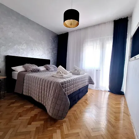 Lucy With Heated Saltwater Pool And Free Private Parking *