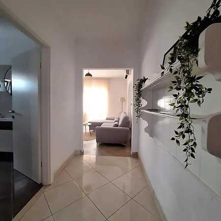 Lucy - Free Private Parking Apartment