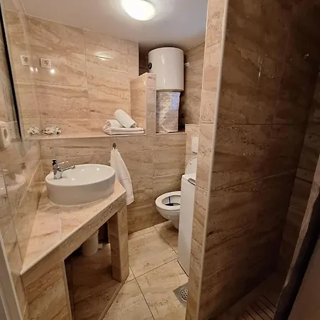 Lucy - With Heated Saltwater Pool And Free Private Parking Apartment *