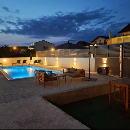 Lucy - With Heated Saltwater Pool And Free Private Parking Apartment