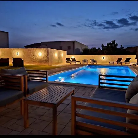 Lucy - With Heated Saltwater Pool And Free Private Parking * Zadar