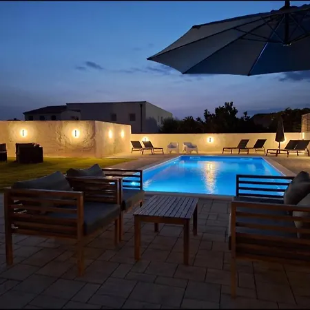 Lucy With Heated Saltwater Pool And Free Private Parking דירה