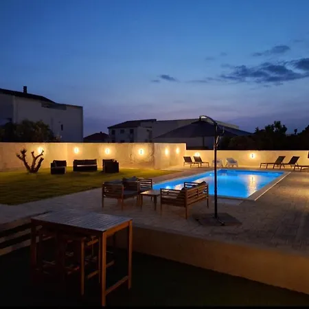 Apartment Lucy - With Heated Saltwater Pool And Free Private Parking