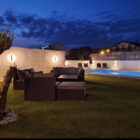 Lucy - With Heated Saltwater Pool And Free Private Parking *