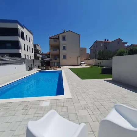 Lucy - With Heated Saltwater Pool And Free Private Parking Apartment *