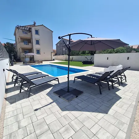 Lucy - With Heated Saltwater Pool And Free Private Parking *