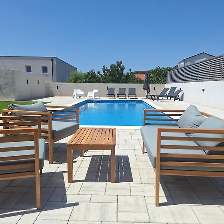 Lucy - With Heated Saltwater Pool And Free Private Parking Zadar