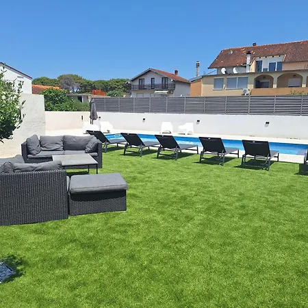 Lucy - With Heated Saltwater Pool And Free Private Parking Apartment *