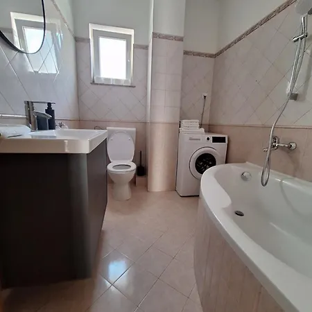 Lucy With Heated Saltwater Pool And Free Private Parking דירה זאדאר