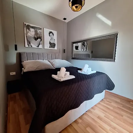 Lucy - With Heated Saltwater Pool And Free Private Parking
