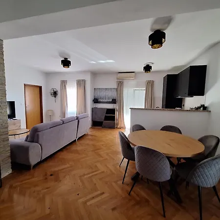 Villa Lucy - Apartments With Heated Saltwater Pool And Free Private Parking * 扎达尔