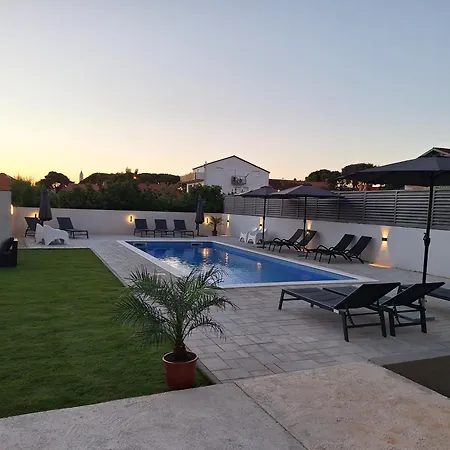 Lucy With Heated Saltwater Pool And Free Private Parking דירה *