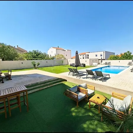 Lucy - With Heated Saltwater Pool And Free Private Parking *