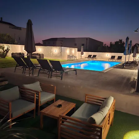 Apartment Lucy - With Heated Saltwater Pool And Free Private Parking