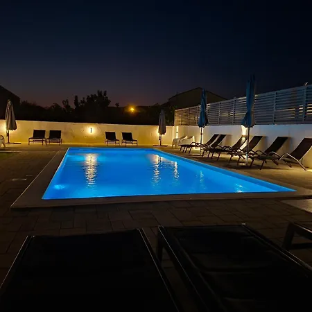 Lucy With Heated Saltwater Pool And Free Private Parking Zadar