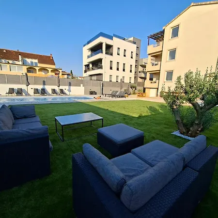 Lucy - With Heated Saltwater Pool And Free Private Parking Apartment *