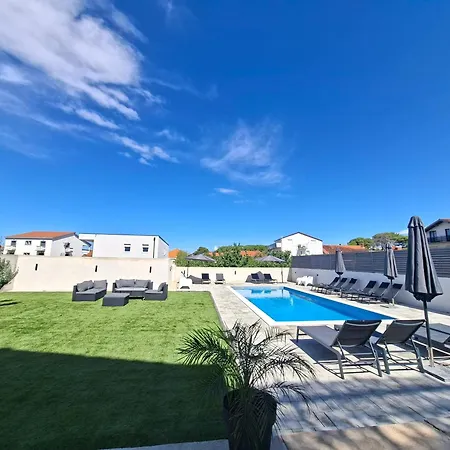 Lucy - With Heated Saltwater Pool And Free Private Parking *