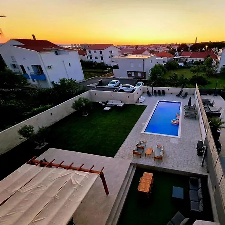 Lucy - With Heated Saltwater Pool And Free Private Parking Apartment