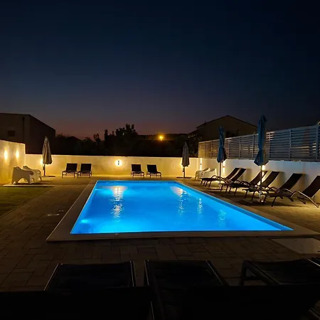 Lucy - With Heated Saltwater Pool And Free Private Parking Apartment *
