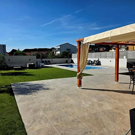 Lucy - With Heated Saltwater Pool And Free Private Parking Apartment