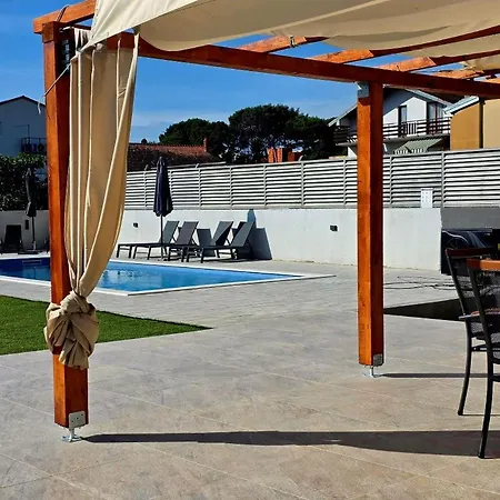 Apartment Lucy - With Heated Saltwater Pool And Free Private Parking