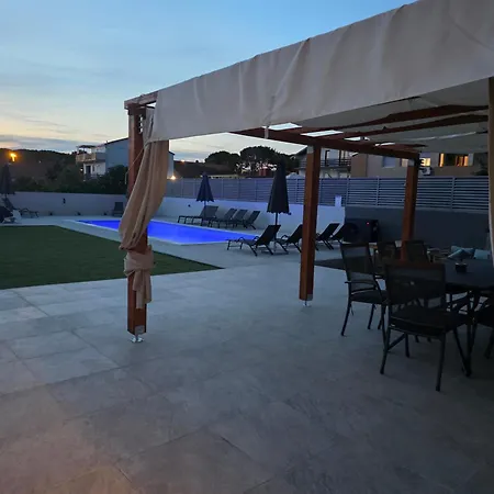 Lucy - With Heated Saltwater Pool And Free Private Parking Apartamento *