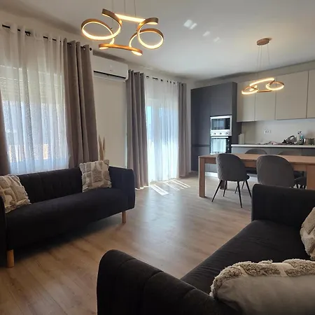 Lucy - With Heated Saltwater Pool And Free Private Parking Apartmán