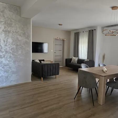 Lucy - With Heated Saltwater Pool And Free Private Parking Apartment *