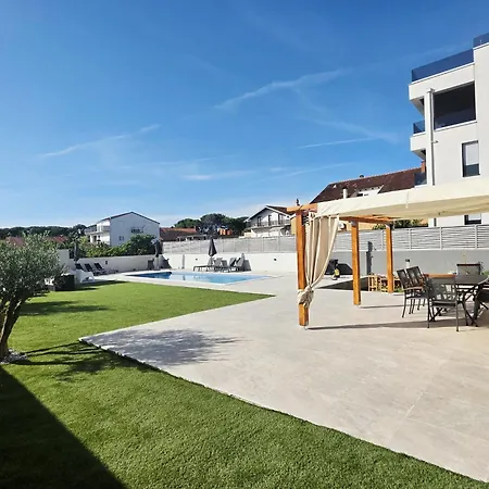 Lucy - With Heated Saltwater Pool And Free Private Parking *