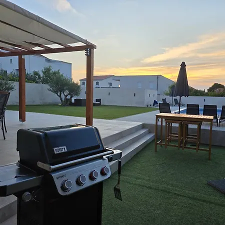 Lucy - With Heated Saltwater Pool And Free Private Parking Apartment